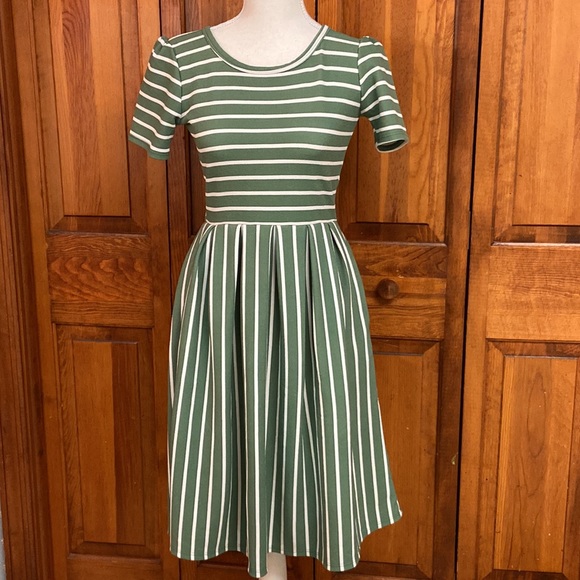 LuLaRoe Dresses & Skirts - Lularoe Amelia Dress Shortsleeved Pleated Fit & Flare w/Hidden Seam Pockets